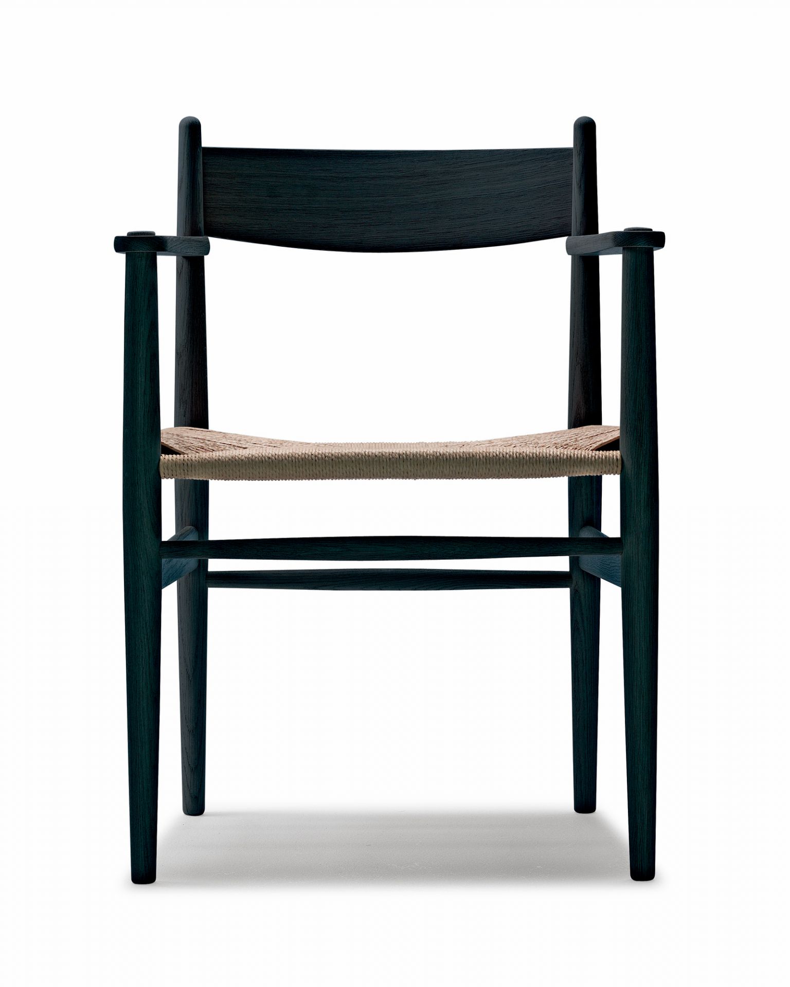 CH37 Stuhl mit Armlehnen, Eiche geölt, Sitzfläche aus Naturgeflecht, Carl Hansen & Søn.